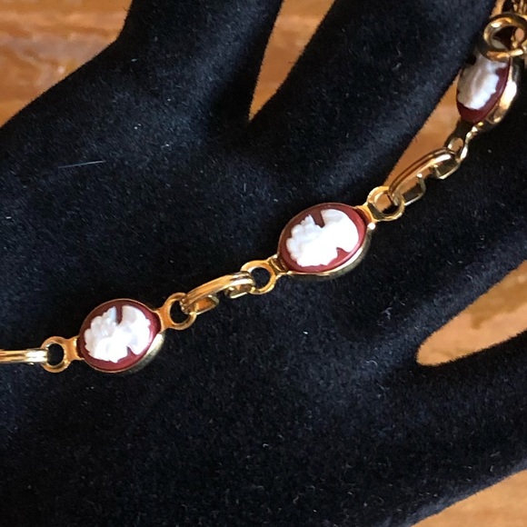 Vintage Cameo Goldtone Bracelet - Picture 9 of 9